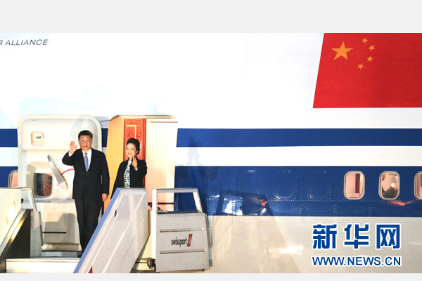 當(dāng)?shù)貢r間11月18日，國家主席習(xí)近平抵達(dá)利馬，出席亞太經(jīng)合組織第二十四次領(lǐng)導(dǎo)人非正式會議并對秘魯共和國進(jìn)行國事訪問。習(xí)近平和夫人彭麗媛受到秘魯副總統(tǒng)阿勞斯等熱情迎接。新華社記者 丁林 攝