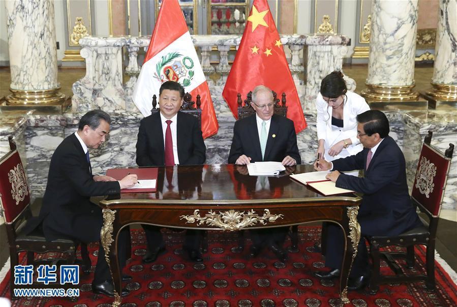 11月21日，國(guó)家主席習(xí)近平在利馬同秘魯總統(tǒng)庫(kù)琴斯基舉行會(huì)談。會(huì)談后，兩國(guó)元首見證《中華人民共和國(guó)政府與秘魯共和國(guó)政府2016年至2021年共同行動(dòng)計(jì)劃》等文件的簽署。新華社記者 龐興雷 攝