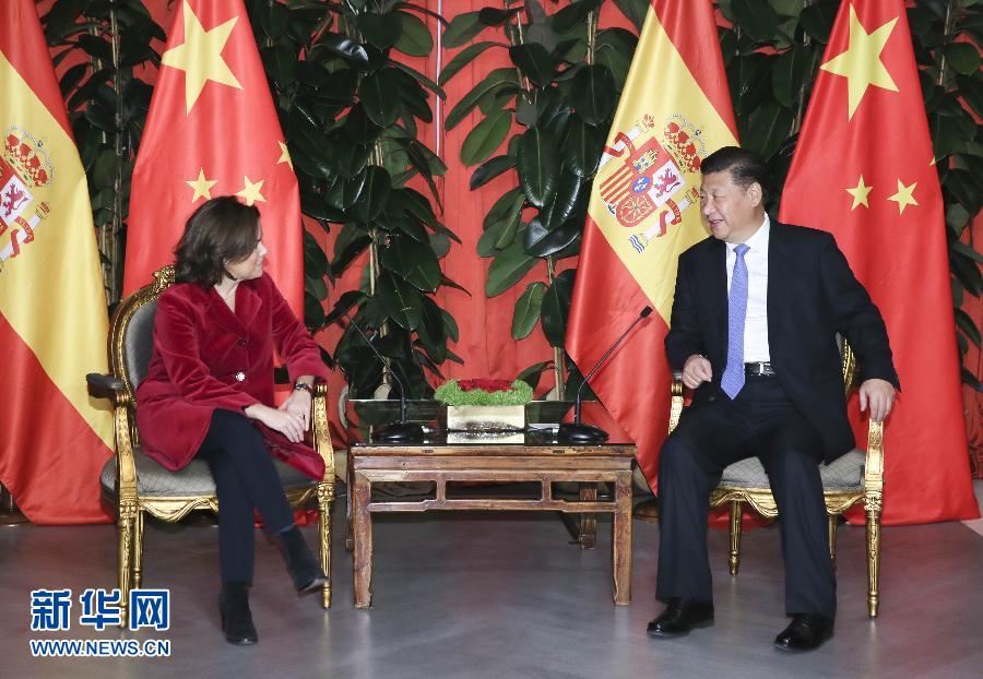 11月24日，國家主席習(xí)近平在西班牙大加那利島會見西班牙副首相薩恩斯。 新華社記者 蘭紅光 攝