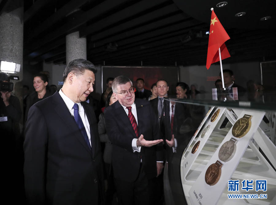 1月18日，國(guó)家主席習(xí)近平在瑞士洛桑國(guó)際奧林匹克博物館會(huì)見國(guó)際奧林匹克委員會(huì)主席巴赫。這是會(huì)見后，習(xí)近平在巴赫陪同下參觀往屆奧運(yùn)會(huì)獎(jiǎng)牌展。新華社記者 蘭紅光 攝