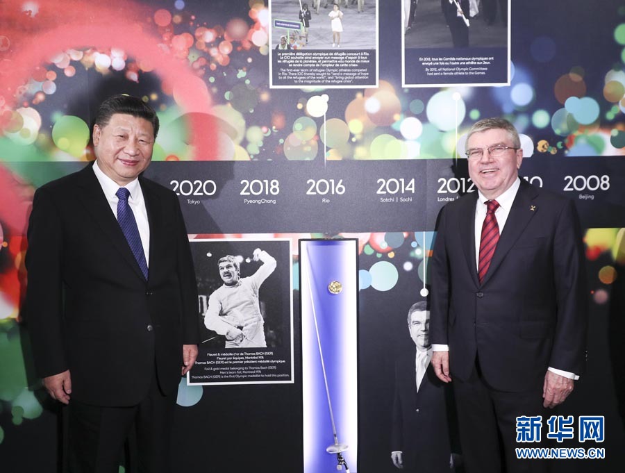 1月18日，國(guó)家主席習(xí)近平在瑞士洛桑國(guó)際奧林匹克博物館會(huì)見國(guó)際奧林匹克委員會(huì)主席巴赫。這是習(xí)近平與巴赫在巴赫作為擊劍運(yùn)動(dòng)員參加奧運(yùn)會(huì)的照片前合影。新華社記者 蘭紅光 攝