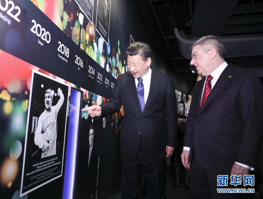 1月18日，國(guó)家主席習(xí)近平在瑞士洛桑國(guó)際奧林匹克博物館會(huì)見國(guó)際奧林匹克委員會(huì)主席巴赫。這是習(xí)近平在巴赫陪同下，參觀巴赫作為擊劍運(yùn)動(dòng)員參加奧運(yùn)會(huì)的照片。新華社記者 蘭紅光 攝
