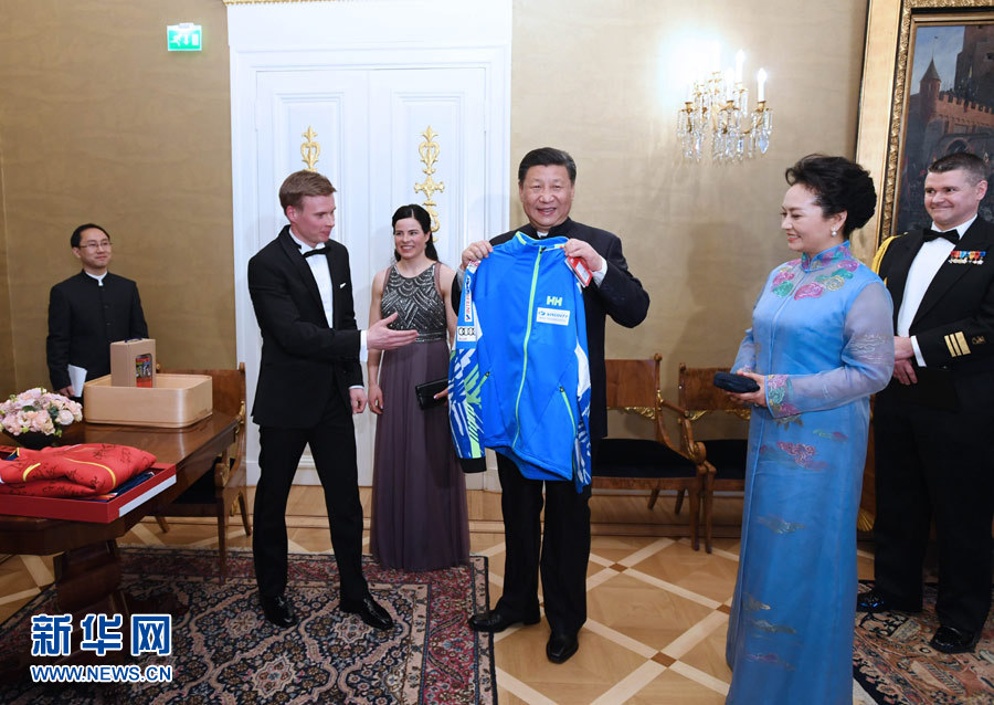 當?shù)貢r間4月5日晚，國家主席習近平和芬蘭總統(tǒng)尼尼斯托在赫爾辛基共同會見剛剛參加完2017年世界花樣滑冰錦標賽的中芬兩國冰雪運動員代表。習近平夫人彭麗媛和尼尼斯托夫人豪吉歐參加會見。這是芬蘭運動員向習近平和夫人彭麗媛贈送運動衣。新華社記者 饒愛民 攝