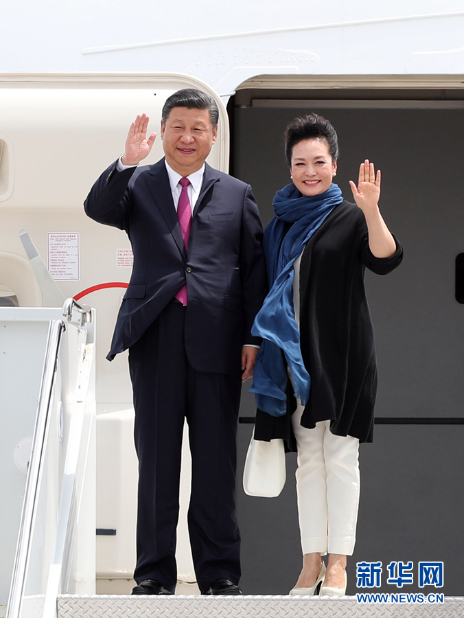4月6日，國家主席習近平乘專機抵達美國佛羅里達州，將在海湖莊園同美國總統(tǒng)特朗普舉行中美元首會晤。這是習近平和夫人彭麗媛步出機艙。新華社記者 劉衛(wèi)兵 攝 