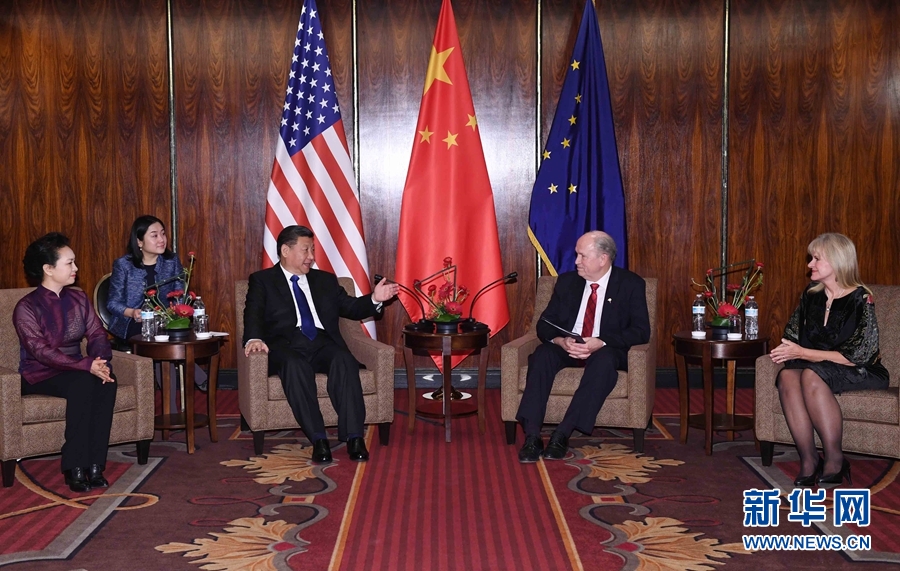 當(dāng)?shù)貢r(shí)間4月7日，國(guó)家主席習(xí)近平在美國(guó)阿拉斯加州安克雷奇會(huì)見阿拉斯加州州長(zhǎng)沃克。 新華社記者 饒愛民 攝 