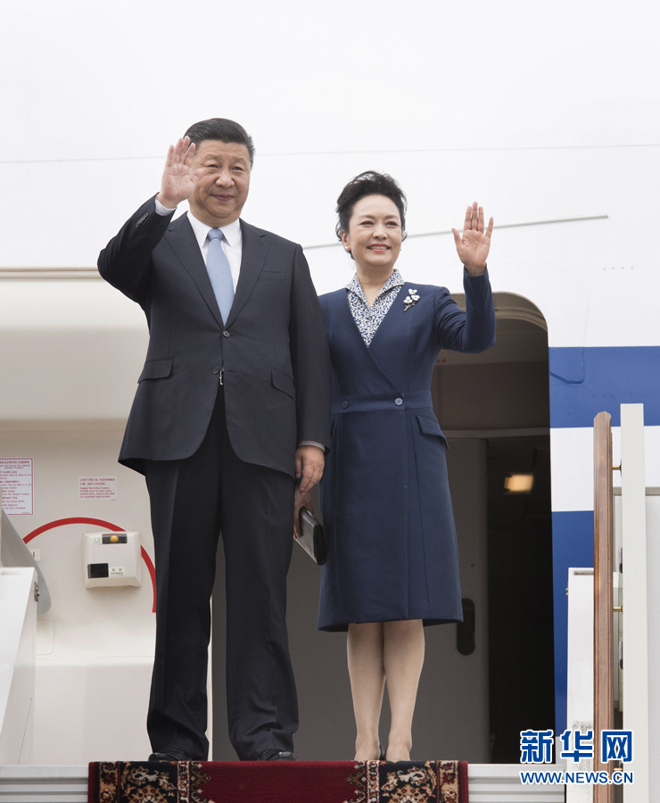 7月3日，國家主席習近平乘專機抵達莫斯科，開始對俄羅斯聯(lián)邦進行國事訪問。這是習近平和夫人彭麗媛步出艙門。 新華社記者 李學仁 攝