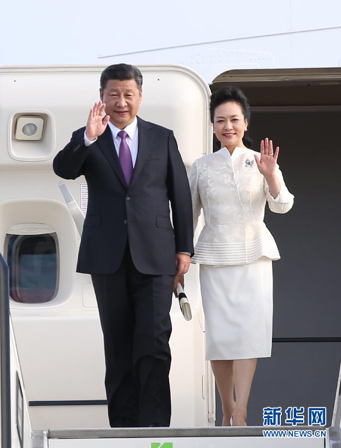 7月4日，國(guó)家主席習(xí)近平乘專機(jī)抵達(dá)柏林，開(kāi)始對(duì)德意志聯(lián)邦共和國(guó)進(jìn)行國(guó)事訪問(wèn)。這是習(xí)近平和夫人彭麗媛步出艙門(mén)。 新華社記者 姚大偉 攝