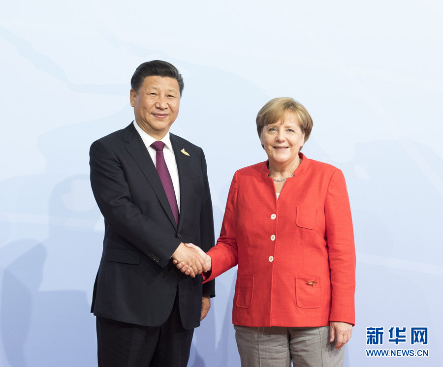 7月7日，二十國集團領導人第十二次峰會在德國漢堡舉行。國家主席習近平出席并發(fā)表題為《堅持開放包容　推動聯(lián)動增長》的重要講話。這是峰會開始前，習近平受到德國總理默克爾迎接。新華社記者 李學仁 攝 