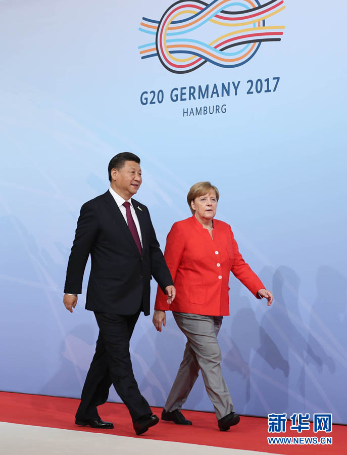 7月7日，二十國集團領導人第十二次峰會在德國漢堡舉行。國家主席習近平出席并發(fā)表題為《堅持開放包容　推動聯(lián)動增長》的重要講話。這是峰會開始前，習近平受到德國總理默克爾迎接。新華社記者 劉衛(wèi)兵 攝 