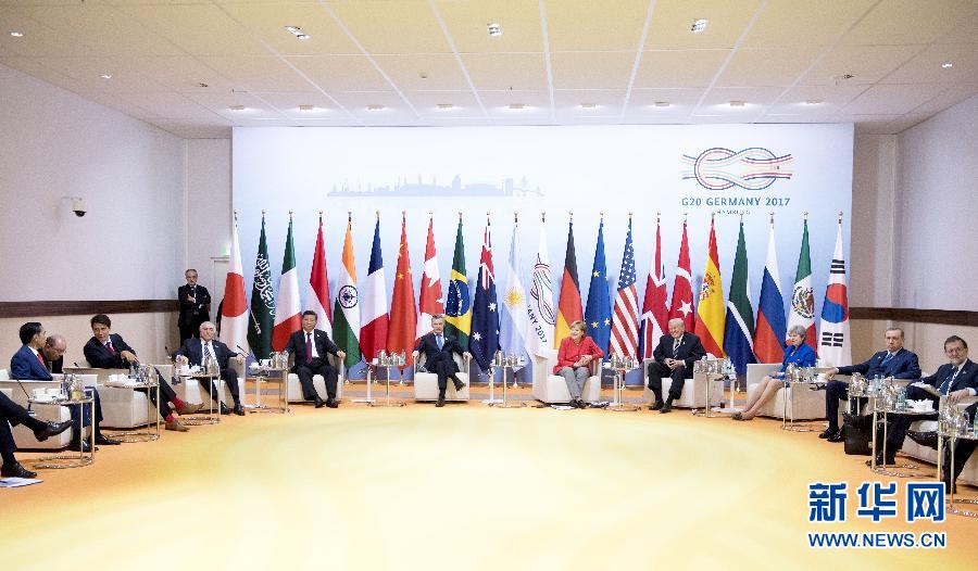 7月7日，二十國集團領導人第十二次峰會在德國漢堡舉行。國家主席習近平出席并發(fā)表題為《堅持開放包容　推動聯(lián)動增長》的重要講話。這是峰會前，習近平出席二十國集團峰會領導人座談會。新華社記者 李學仁 攝 