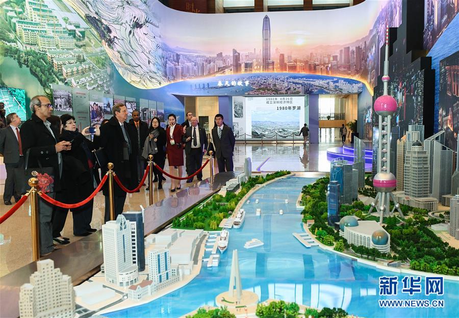 (文化)(1)“偉大的變革——慶祝改革開放40周年大型展覽” 迎來(lái)外賓專場(chǎng)