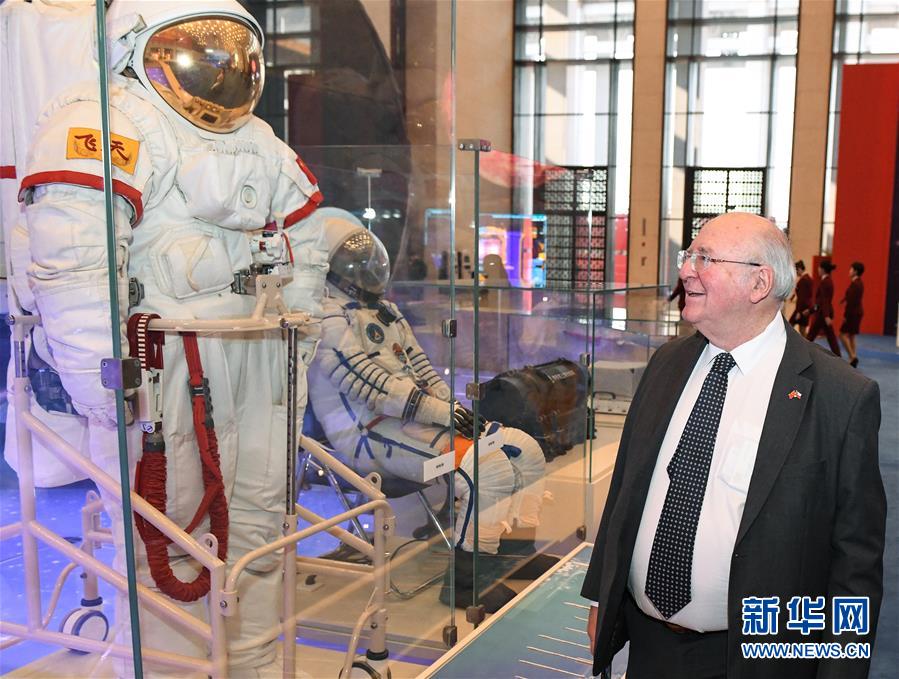 (文化)(2)“偉大的變革——慶祝改革開放40周年大型展覽” 迎來(lái)外賓專場(chǎng)