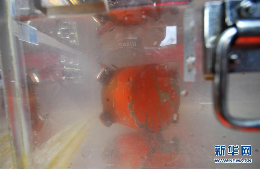 (國(guó)際)(1)印尼打撈起去年失事的獅航客機(jī)第二個(gè)黑匣子