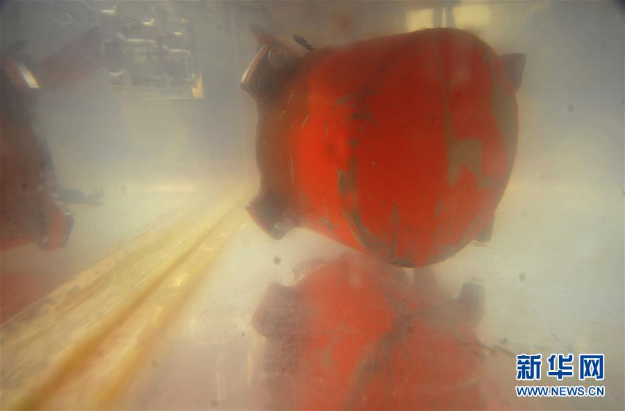 (國(guó)際)(2)印尼打撈起去年失事的獅航客機(jī)第二個(gè)黑匣子