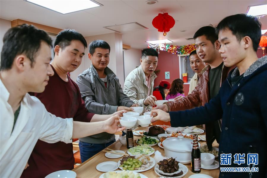 （國際&middot;圖文互動）（3）遠洋巨輪上遲來的年夜飯