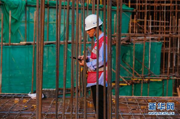 （國(guó)際&middot;圖文互動(dòng)）（1）特寫(xiě)：中國(guó)援柬國(guó)家體育場(chǎng)工地上的&ldquo;暴走哥&rdquo;