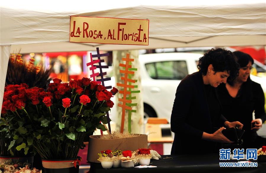 (國際·圖文互動)(4)通訊:花香馥郁 書香怡人——記西班牙巴塞羅那圣喬治節(jié)