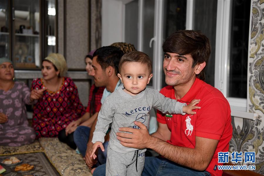 (國際·圖文互動)(1)通訊:“學(xué)習(xí)中文為我?guī)硪庀氩坏降陌l(fā)展機遇”——記一名“90后”塔吉克斯坦青年的圓夢之路