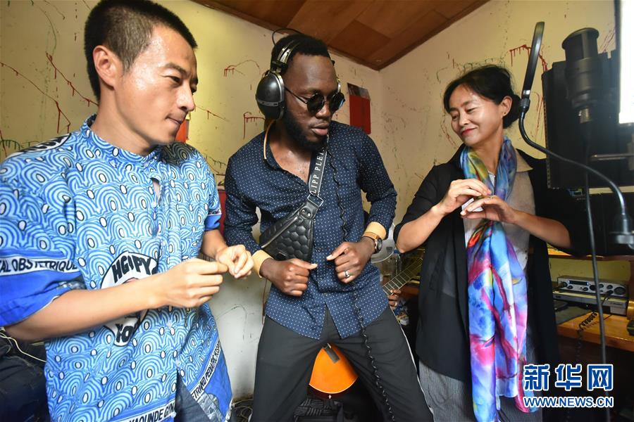 （國(guó)際&middot;圖文互動(dòng)）（3）通訊：《中喀一家人》&mdash;&mdash;贈(zèng)別中國(guó)醫(yī)療隊(duì)員的非洲旋律