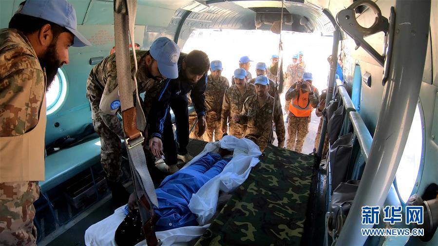 (國際)(3)中國維和直升機(jī)分隊緊急轉(zhuǎn)運岡比亞重病維和警察