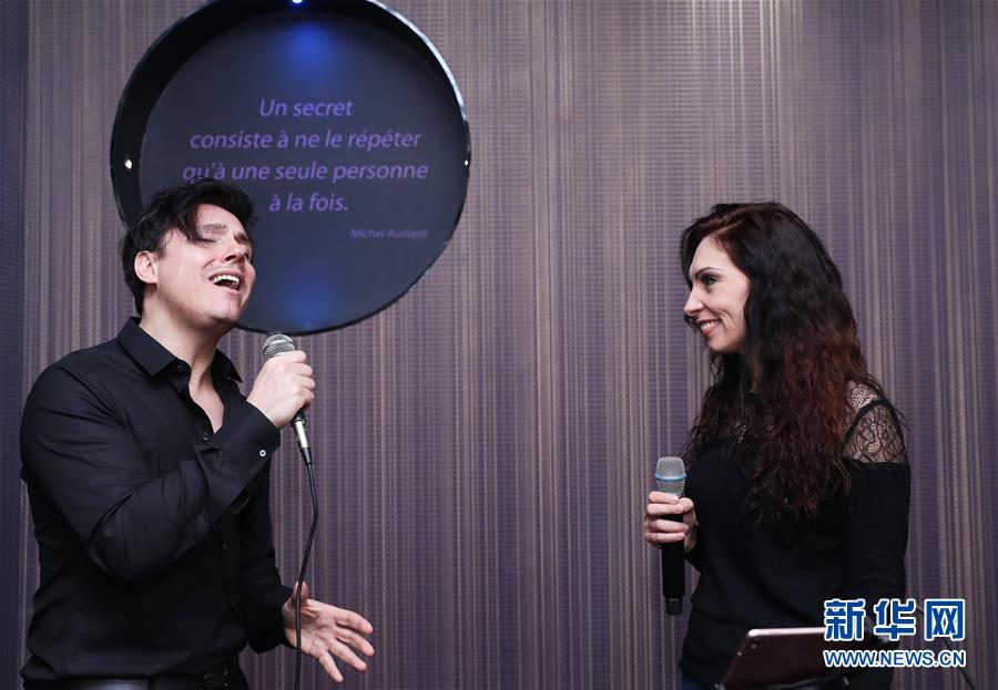 （國際&middot;圖文互動）（2）通訊：手牽手，我們共同驅(qū)散陰霾&mdash;&mdash;法國音樂人創(chuàng)作抗疫歌曲背后的故事