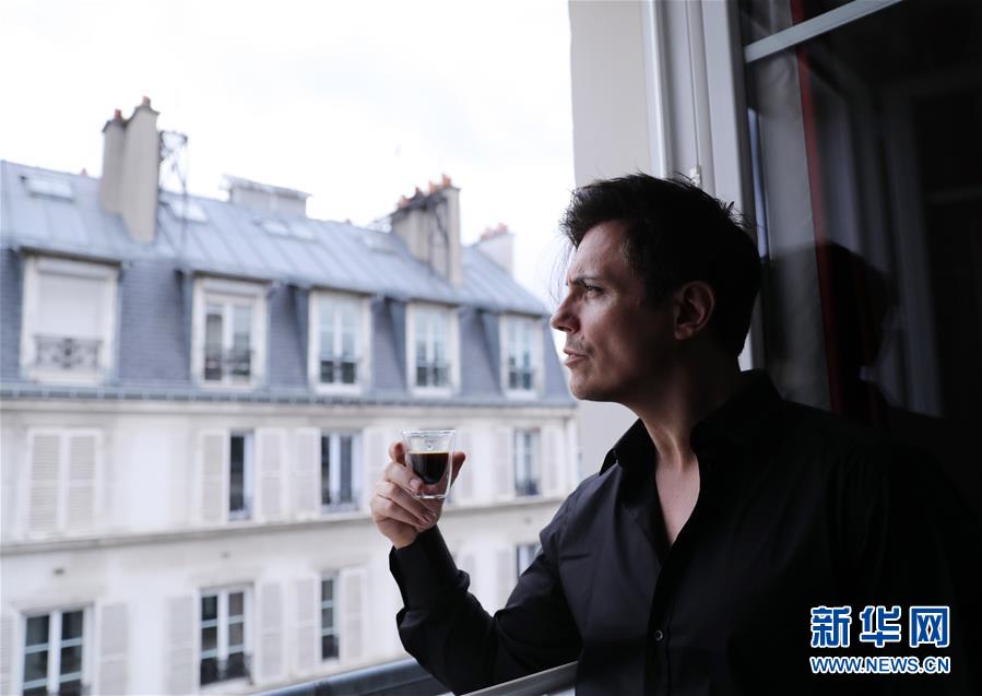 （國際&middot;圖文互動）（5）通訊：手牽手，我們共同驅(qū)散陰霾&mdash;&mdash;法國音樂人創(chuàng)作抗疫歌曲背后的故事