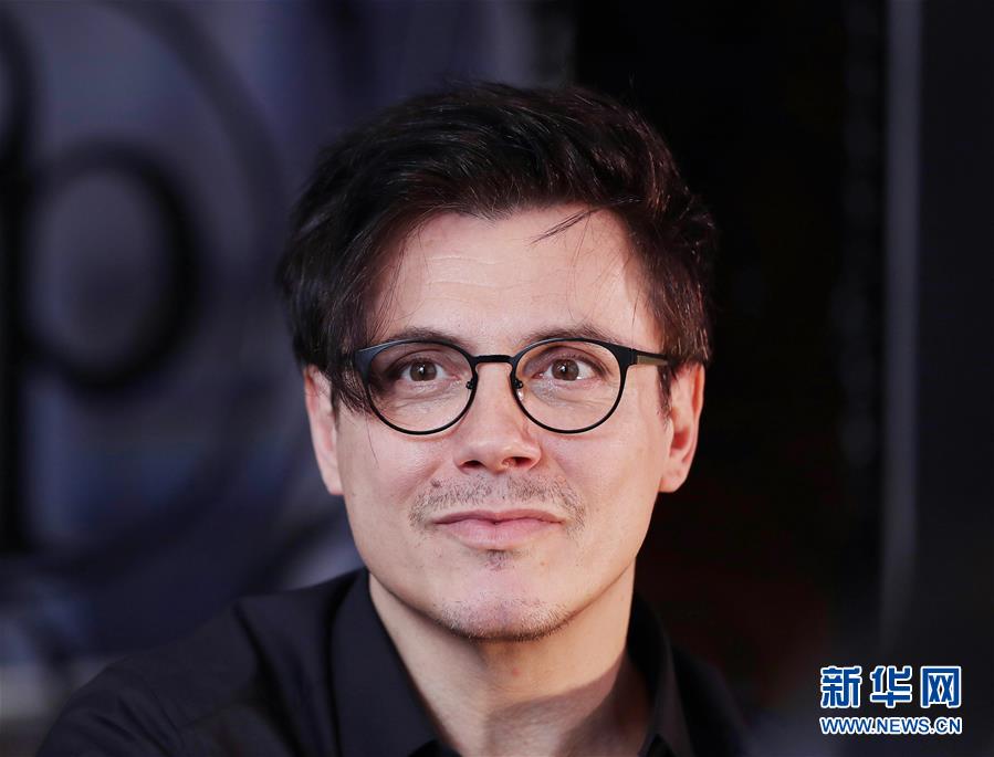 （國際&middot;圖文互動）（6）通訊：手牽手，我們共同驅(qū)散陰霾&mdash;&mdash;法國音樂人創(chuàng)作抗疫歌曲背后的故事