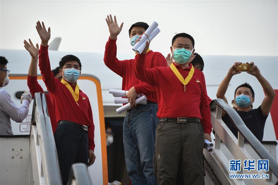 (國際疫情·圖文互動)(4)委內(nèi)瑞拉政府為中國醫(yī)療專家組全體成員授勛