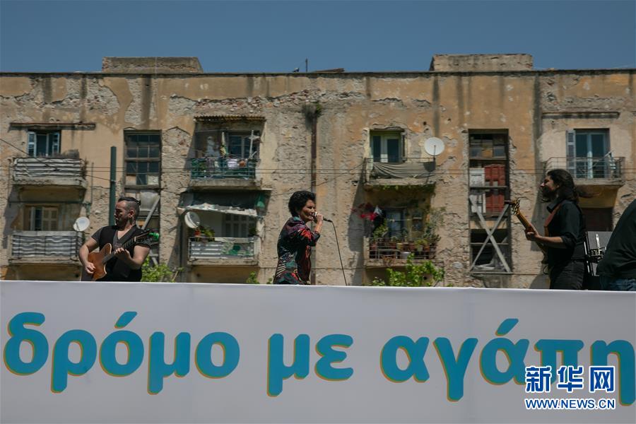 (國(guó)際疫情·圖文互動(dòng))(3)雅典“卡車音樂會(huì)”致敬白衣天使