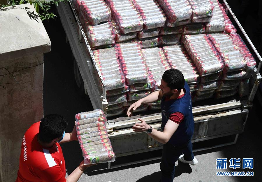 （國際疫情&middot;圖文互動）（1）通訊：疫情中，那抹笑容最難忘&mdash;&mdash;記向困難家庭發(fā)放愛心包裹的敘利亞青年志愿者