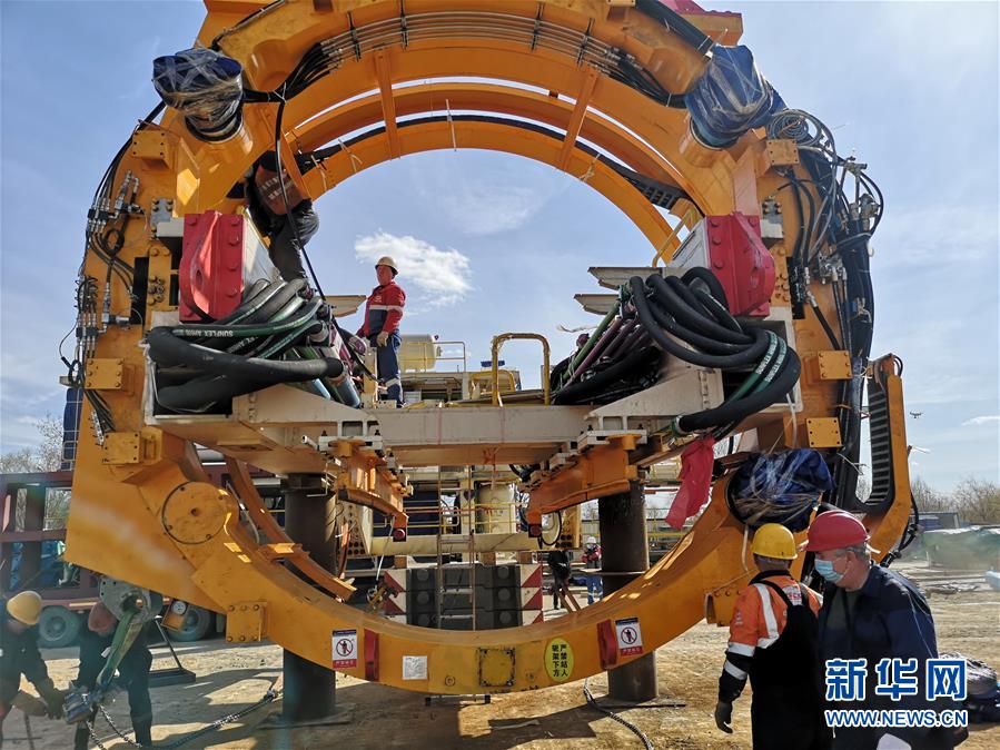 (國際·圖文互動)(2)通訊:“大國重器”亮相莫斯科——中國11米級大盾構機在俄始發(fā)記