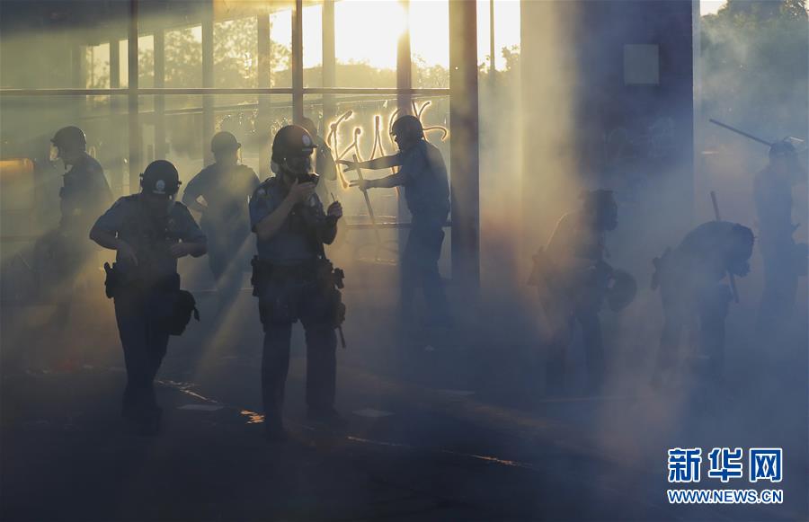 （國(guó)際）（4）美國(guó)警察執(zhí)法動(dòng)作不當(dāng)致一名非裔男子死亡 引發(fā)大規(guī)?？棺h