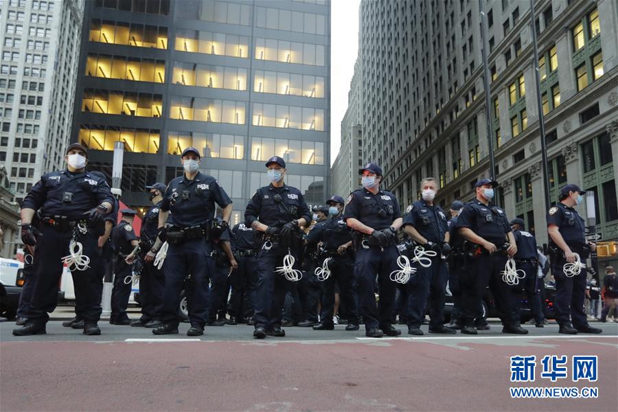 （國(guó)際）（5）美國(guó)警察執(zhí)法動(dòng)作不當(dāng)致一名非裔男子死亡 引發(fā)大規(guī)?？棺h