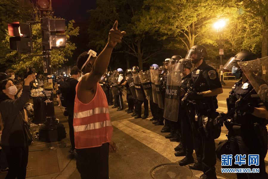 (國際)(1)美國白宮外警察和示威者發(fā)生沖突和對(duì)峙
