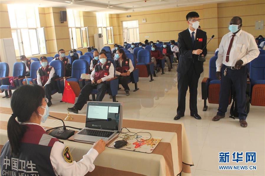 （國際&middot;圖文互動(dòng)）（1）中國抗疫醫(yī)療專家組對南蘇丹疫情防控人員開展培訓(xùn)