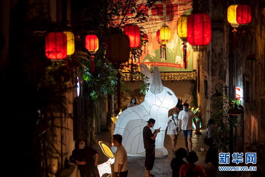 (國(guó)際·圖文互動(dòng))(6)玉兔花燈映照吉隆坡月夜