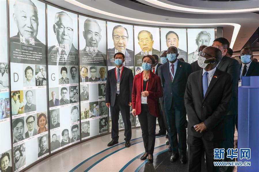 (圖文互動)(7)“中國承諾從不落空”——記非洲使節(jié)參觀國藥集團了解新冠疫苗研發(fā)