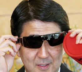 2015，安倍會繼續(xù)"暴走"嗎？
