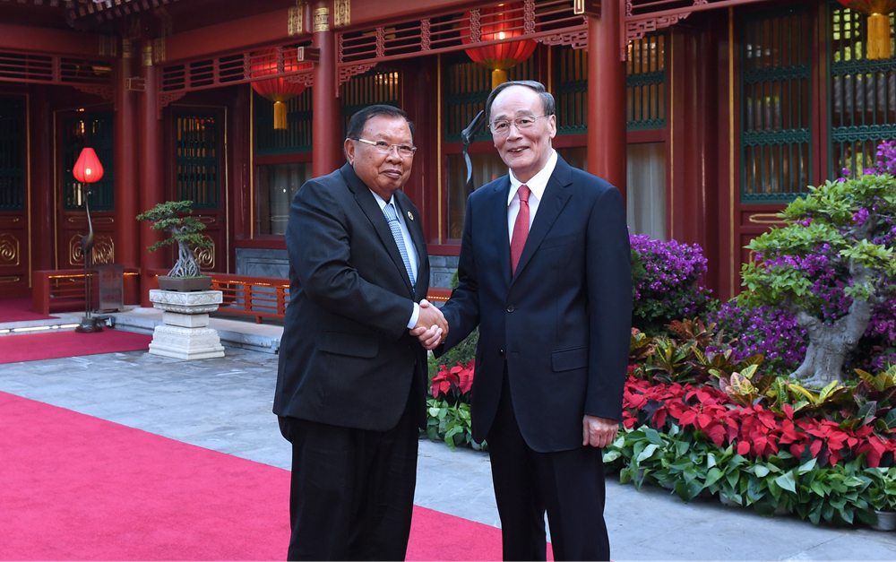 王岐山會見老撾人民革命黨中央總書記、國家主席本揚