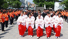 安徽休寧300中學(xué)生集體行漢式&ldquo;成人禮&rdquo;