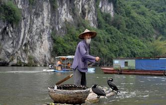 七旬漓江漁翁擺拍經(jīng)驗豐富 成攝影圈&ldquo;名模&rdquo;