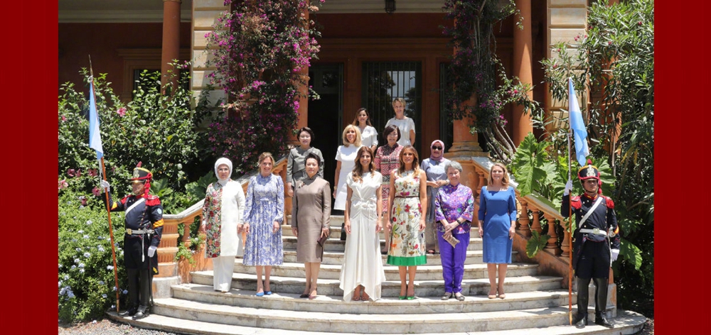 彭麗媛參觀(guān)奧坎波故居 寄望加強(qiáng)中阿文化交流