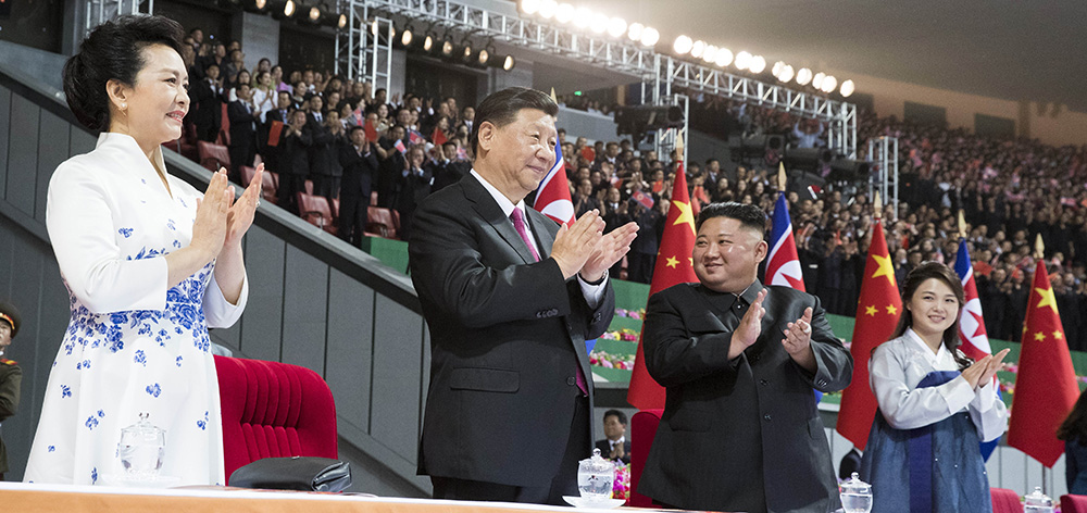 習(xí)近平和彭麗媛觀看朝鮮大型團(tuán)體操和藝術(shù)演出