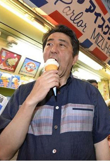 安倍赴沖繩游說(shuō)演講 參院苦戰(zhàn)中抽空吃雪糕