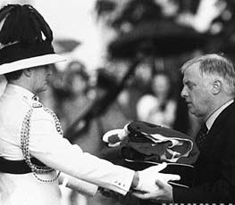 英國(guó)插手香港事務(wù) 意欲何為？