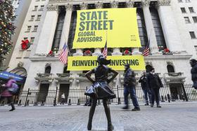 紐約&ldquo;無(wú)畏女孩&rdquo;&ldquo;搬家&rdquo;