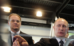 普京參觀科技展 戴3D墨鏡?？?高清)